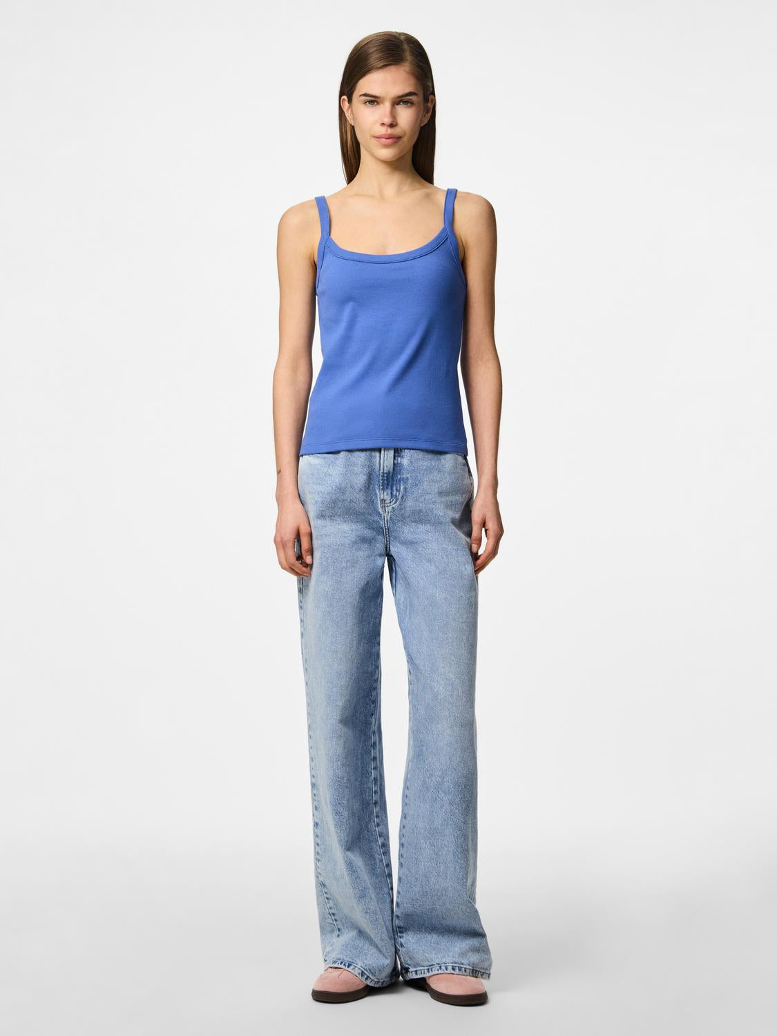 model_shot-front_full